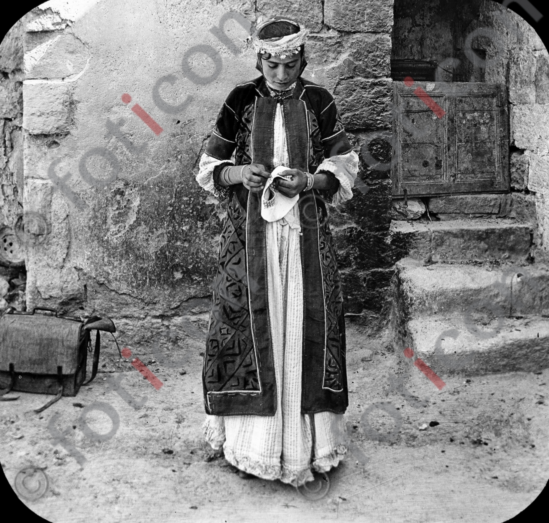 Frau aus Nazareth | Woman from Nazareth (foticon-simon-149a-053-sw.jpg)